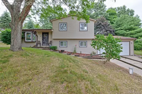 1731 Dunwoodie St, Brandon, MI 48462