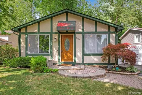 1093 Hendricks Way, Waterford, MI 48328