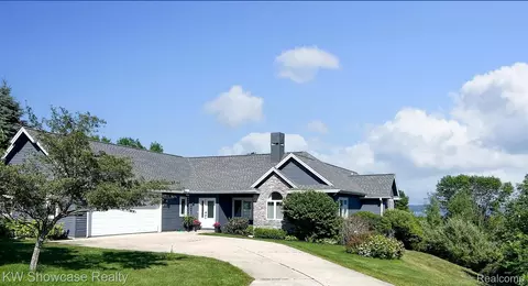9690 E Walkabout Ln, Elmwood, MI 49684