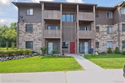8723 Meadowbrook Dr, Brighton, MI 48116