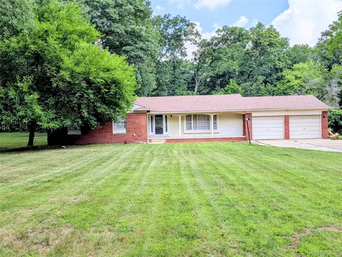 22048 Rougewood Dr, Southfield, MI 48033