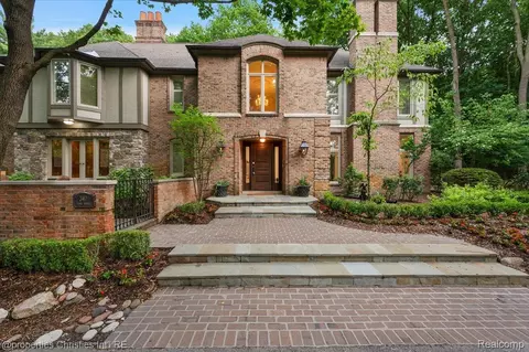 347 Pine Ridge Dr, Bloomfield Hills, MI 48304