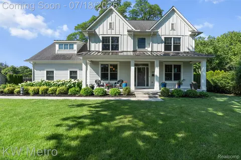 3591 Paddington Dr, Troy, MI 48084