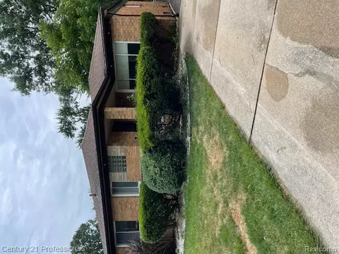 21911 Kenosha St, Oak Park, MI 48237