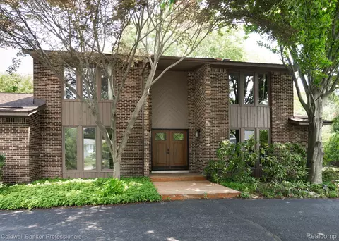 4865 Beacon Hill Dr, Bloomfield Hills, MI 48301
