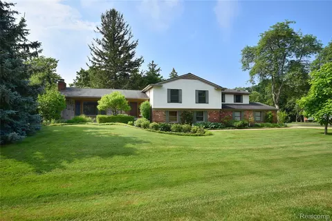 1749 Timson Ln, Bloomfield Hills, MI 48302