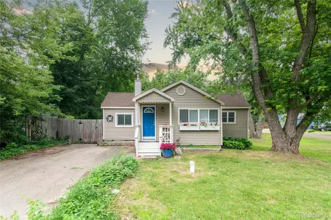 3110 Brisbane St, Commerce, MI 48390