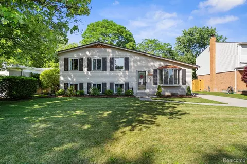 50474 Jim Dr, Chesterfield, MI 48047