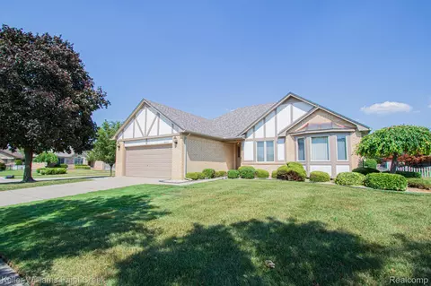 48600 Meadowcrest Dr, Macomb, MI 48044