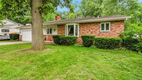 4779 Lakeshore Rd, Fort Gratiot, MI 48059
