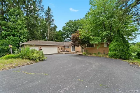 1540 Milford Hills Dr, Milford, MI 48381
