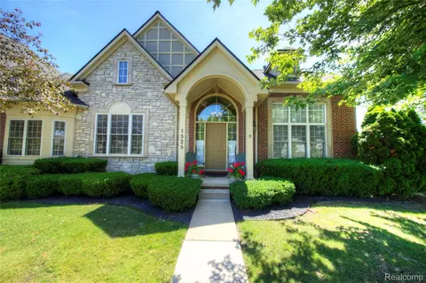 1525 Peninsula Ct, Canton, MI 48187