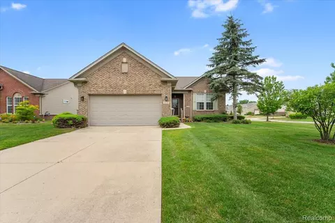 24140 Charlevoix St, Flat Rock, MI 48134