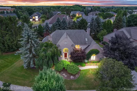 3565 Heron Ridge Dr, Rochester Hills, MI 48309