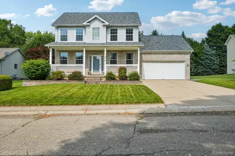 316 Valleyview Dr, Linden, MI 48451