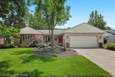 828 Thurber Dr, Troy, MI 48085