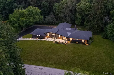 3539 Walbri Dr, Bloomfield Hills, MI 48304