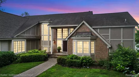 2677 Ripple Ct, White Lake, MI 48383