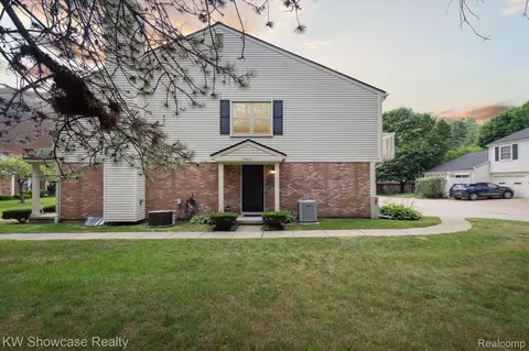 7783 Lake Ridge Dr, Waterford, MI 48327
