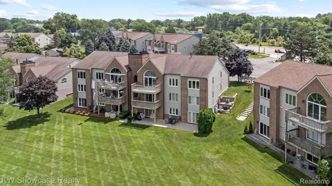 3410 Adams Shore Dr, Waterford, MI 48329