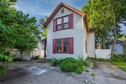 77 Hubbard St, Mount Clemens, MI 48043