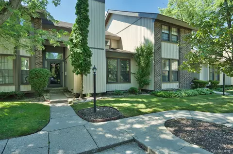 25279 Greenbrooke Dr, Southfield, MI 48033