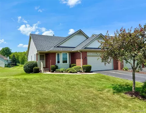 6426 Club Ct W, Holly, MI 48442