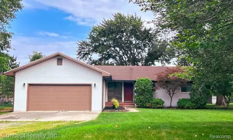 9679 Blauvelt Dr, Grosse Ile, MI 48138