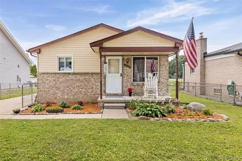 9085 Deering St, Livonia, MI 48150