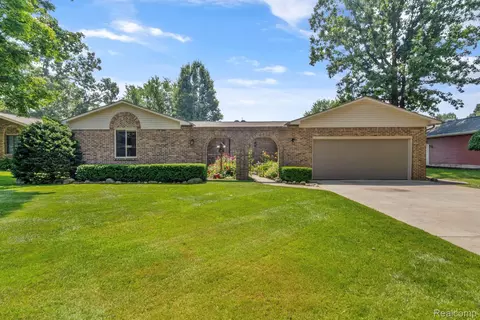 8400 Oak Shade Ct, Davison, MI 48423