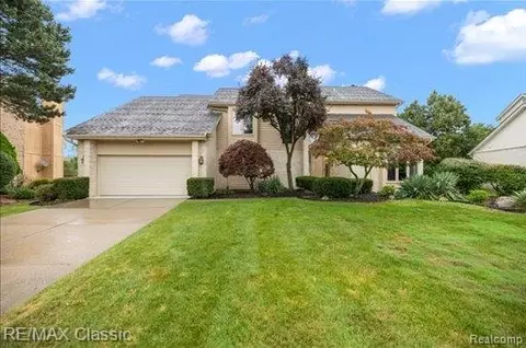 5511 Maple Leaf Ct, West Bloomfield, MI 48322
