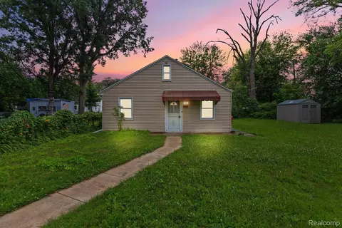 14734 Collinson Ave, Eastpointe, MI 48021