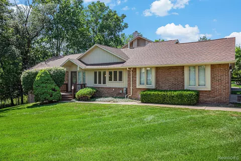5503 Walnut Cir W, West Bloomfield, MI 48322