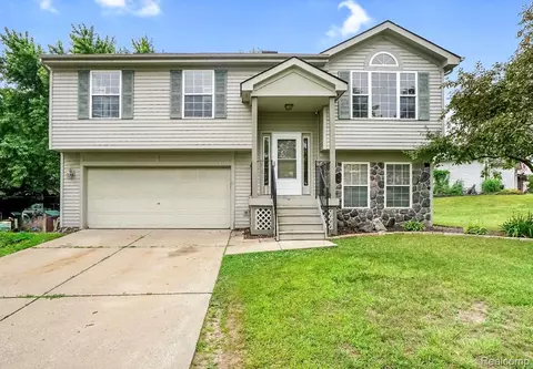 3322 Herrington Dr, Holly, MI 48442