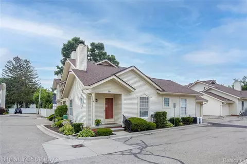 325 W Ann Arbor Trail Ct, Plymouth, MI 48170