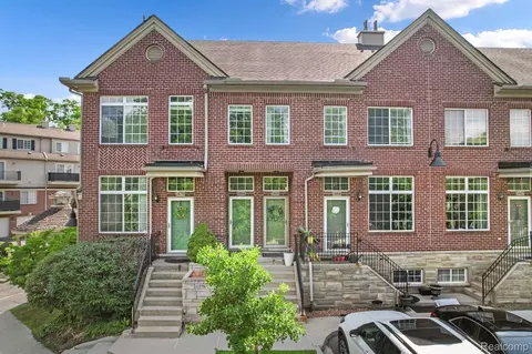 1466 Silverbrook Ridge Drive Dr, Walled Lake, MI 48390
