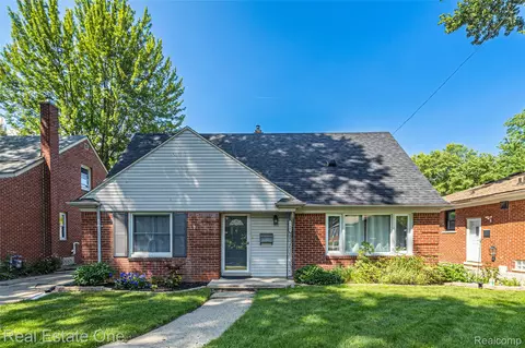 22449 Lakeland St, Saint Clair Shores, MI 48081