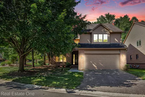 6630 Heron Pt, West Bloomfield, MI 48323