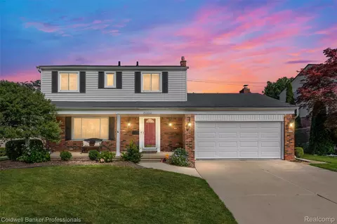 21600 Eastbrook Ct, Grosse Pointe Woods, MI 48236