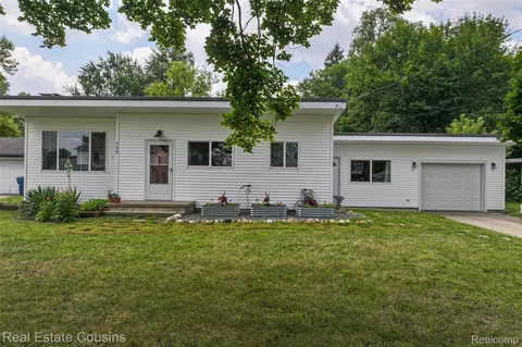 135 Bevins St, Holly, MI 48442