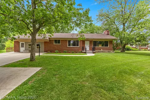 27055 Ann Arbor Trl, Dearborn Heights, MI 48127