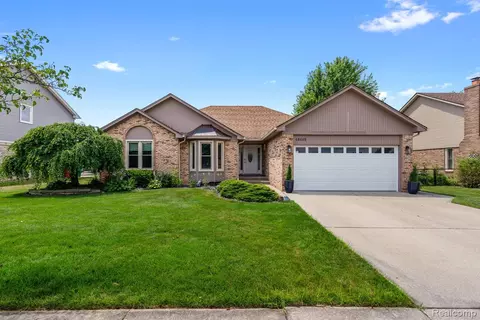 48649 Arnold Dr, Macomb, MI 48044