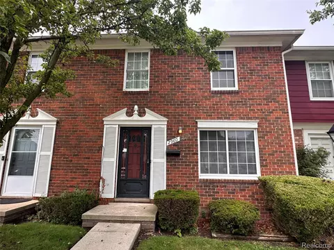 2960 Seaton Circuit N, Warren, MI 48091