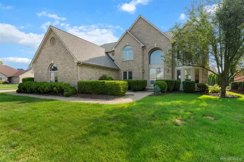 47668 Whippoorwill Dr, Macomb, MI 48044