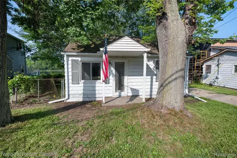 289 Lansing Dr, Waterford, MI 48328