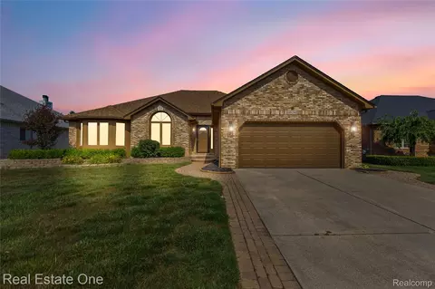 49294 Snowshoe Dr, Macomb, MI 48044
