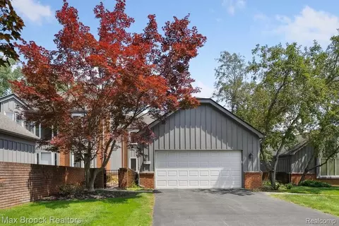 28418 Venice Cir, Farmington Hills, MI 48334