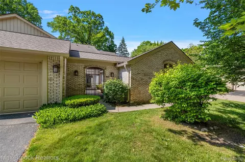 1461 Woodglen Ln #G-28, Bloomfield Township, MI 48304