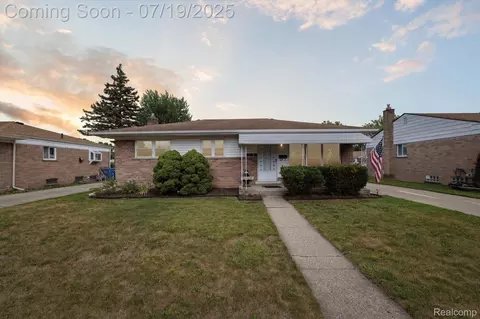 31320 Newport Dr, Warren, MI 48088