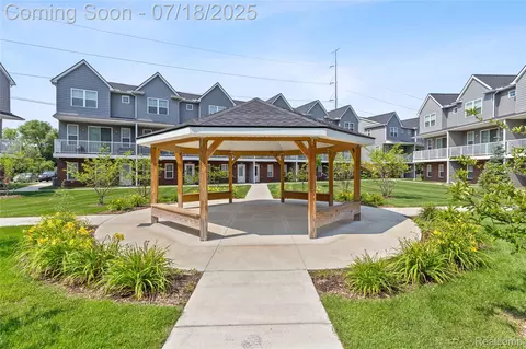 3989 Trailwaycommons Cir, Auburn Hills, MI 48326